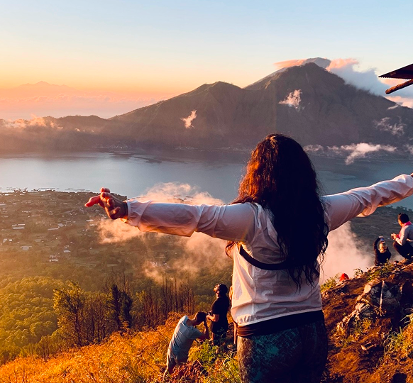 ID90 Travel overlooking a lake on a mountain