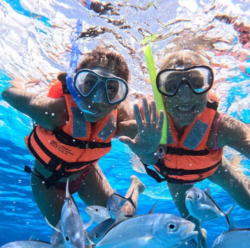 Friends scuba diving in Mexico